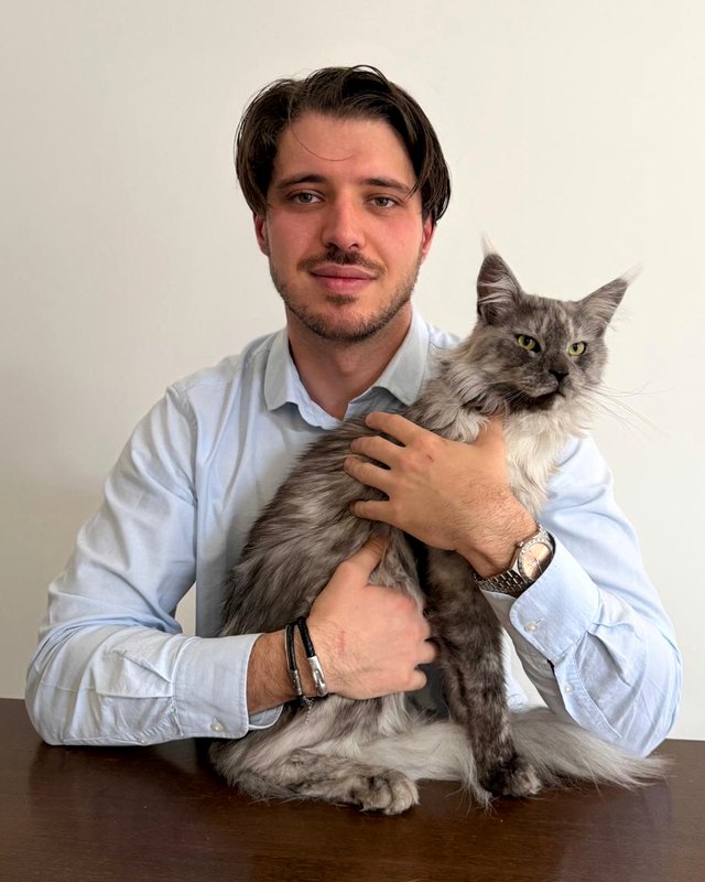 Andrés Fariña con un gatto Maine Coon