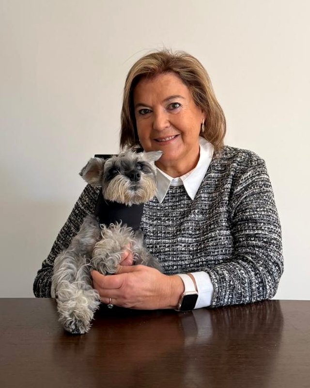 Eulalia Pérez con uno schnauzer che indossa MIMAR® Suit Recovery